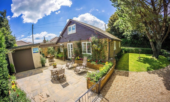 Hastings Cottage | Heated indoor pool & spa, countryside holiday cottage near the beach & park