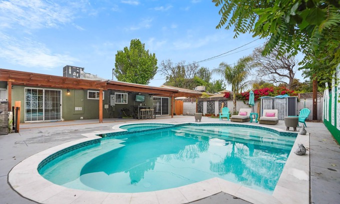 Valley Glen House | Heated Pool + Dog Friendly Gated 6 mi Universal.