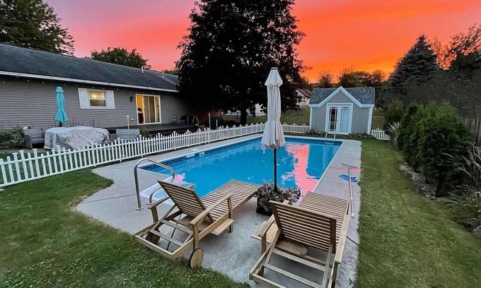 Wausau House | Heated Pool-Fireplace-Game Room-TheaterLounger-Dogs OK