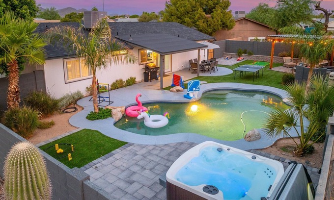 East Mesa House | Heated Pool~Hot Tub~Ping Pong~King Bed~Yard Games