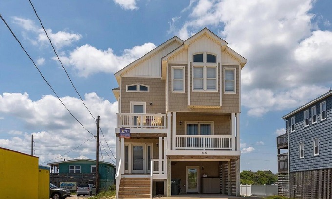 Nags Head House | 💥Heated Pool Included! Hot Tub💥Semi Ocean Front! 5 Minute Walk to Beach💥Pets