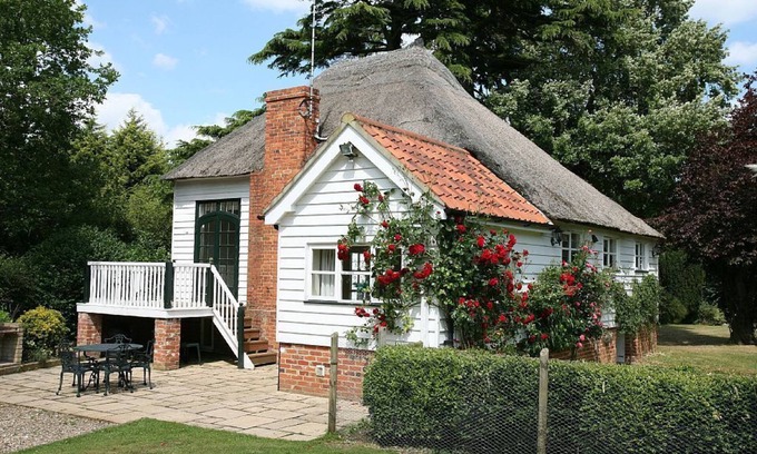 Woodbridge Cottage | Heated Pool, large enclosed garden, dog friendly
