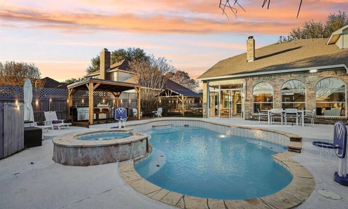 DeSoto House | ❤ Heated pool, Private Gym, Gaming room & Pizza oven-Your perfect Vacation ❤