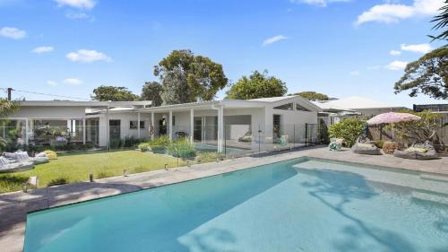 Bateau Bay House | Heated Swimming Pool and Walk To Beach