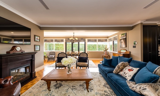 East Toowoomba House | Hedge House - luxury, space, style, great location