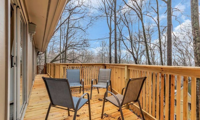 Chalet Village House | Heiden Woods - 2 Minutes to Strip & Park - Hot Tub