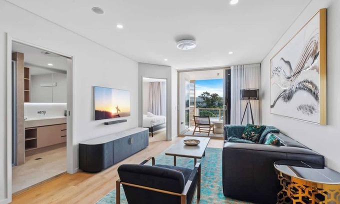 West End Apartment | HELIA - Beautiful West End Apt w parking and pool