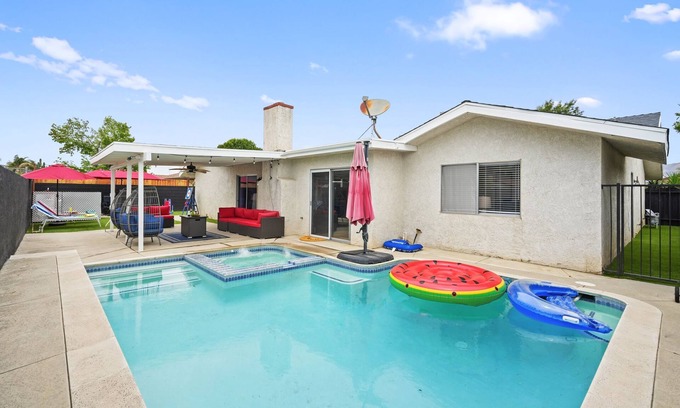 East Hemet House | Hemet Family Retreat - Pool - Jacuzzi - FirePit - Games - Gym -