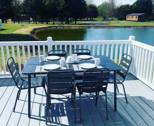 Allerthorpe Cabin | Hemingway Lodge with Hot Tub