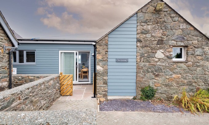 Ty Croes Cottage | Hen Golchdy: Two bedroom cottage in Aberffraw
