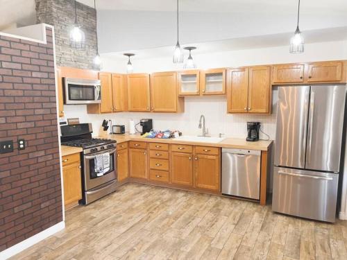 Henderson House | HENDERSON HOME With GREAT AMENITIES