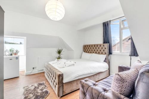 Hendon Apartment | Hendon Studio Stay - Toiletries, Snacks, 25 Min Wembley & Central London, Free Parking, Pets OK