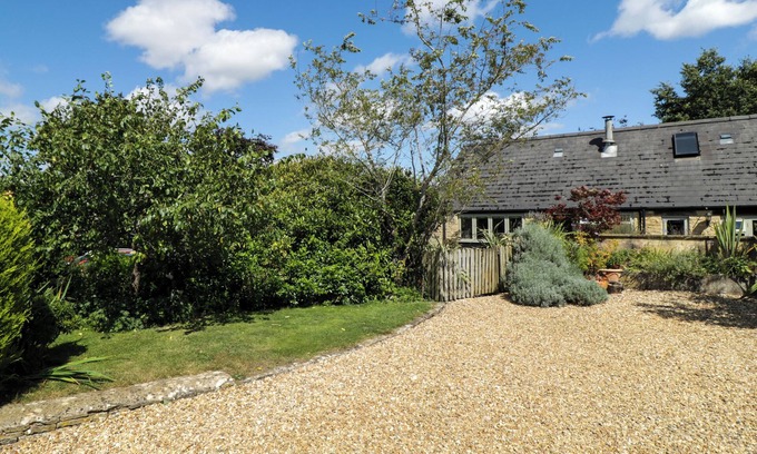 Moreton-in-Marsh Cottage | HENMARSH COTTAGE, pet friendly, with open fire in Moreton-In-Marsh