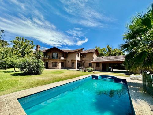 Chacras de Coria House | Hermosa Casa 14 pax Piscina Futbol 5 Chacras