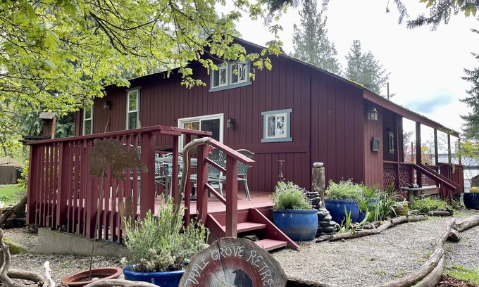 Lakebay Cabin | Herron Island Maple Grove Retreat-Dog Friendly