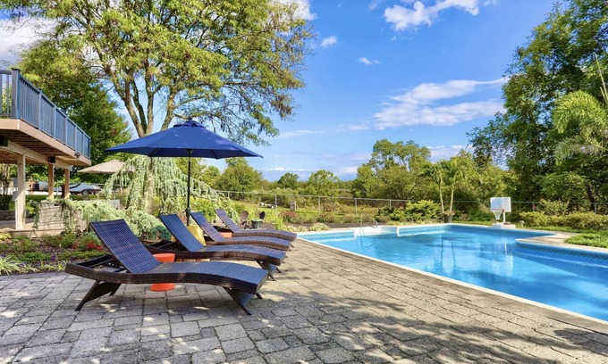 Harrisburg House | Hershey Attractions! Hot Tub, Fire Pit, Pool, Game Room and 15 Mins To Hershey!