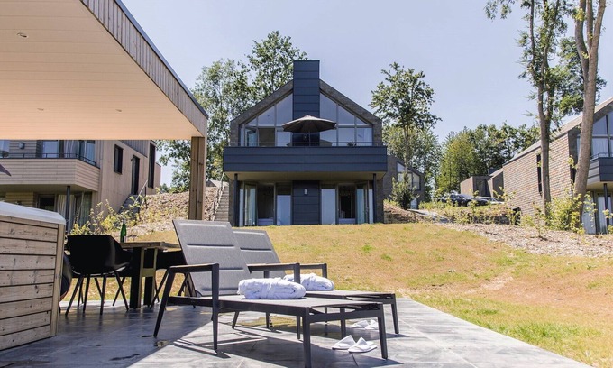 Maastricht Villa | Hertogenvilla wellness waterfront - 3 bedrooms/3 bathrooms
