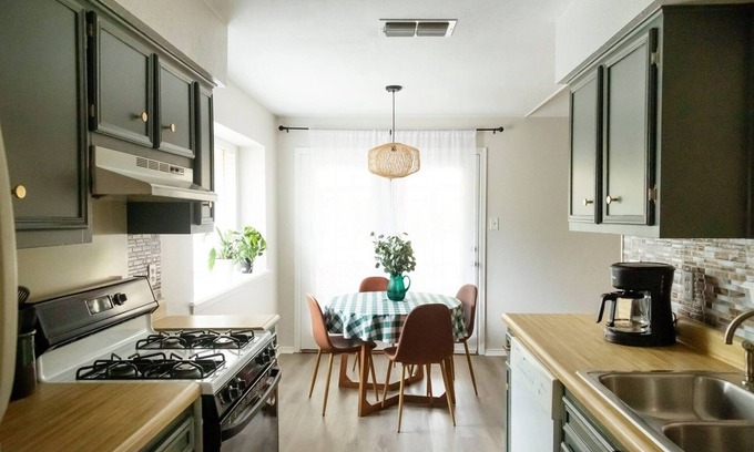 Leander House | Hestia: Tropical Boho Haus in Leander + EV Charger