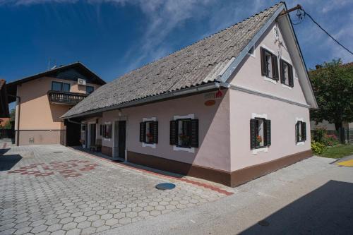 Praprotna Polica House | Hiša Varleh