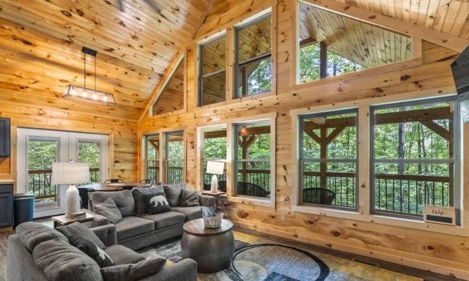 Primrose Cabin | Hidden 3BR 2BA w/King Bed in Heart of RRG!