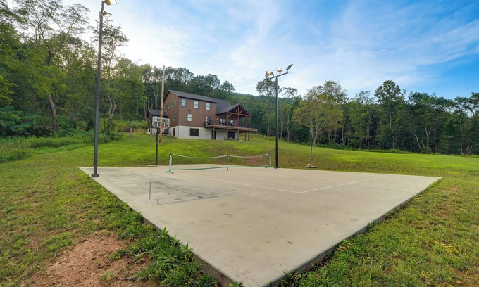 Warfordsburg House | Hidden Acres Retreat | Pickleball + Basketball Court!