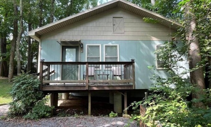 Johnson City Apartment | Hidden Cottage Wooded Escape 2 bed/1 bath