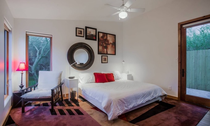 Desert View Village House | Hidden Desert- Custom Home Desert Views, 5 min to Food/Shop