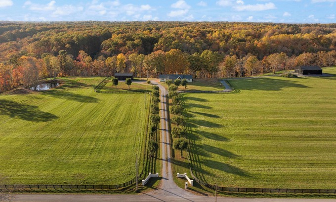 Windsor House | Hidden Falls Farm – Sleeps 14, Modern Retreat with Crafting & Quilting Studio