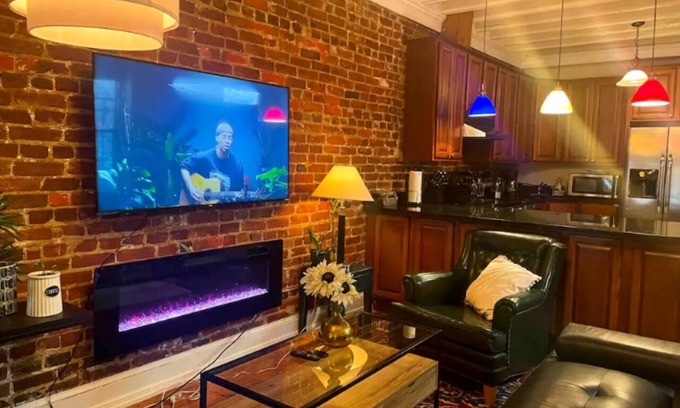 Old Town Alexandria Apartment | Hidden Gem in the heart of Old Town-Walk Score 99