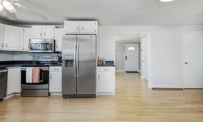 Holbrook House | Hidden Gem Lake House 3 BR, 2.5 BA, 6 ppl