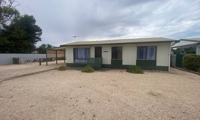 Dalrymple House | Hidden Gem - Plenty of room for parking and the boat! Winter Special!