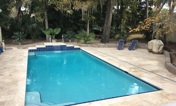 Shipyard Plantation House | "Hidden Jade", heat/cool private pool, sleeps 14, near Beach! Dog-friendly