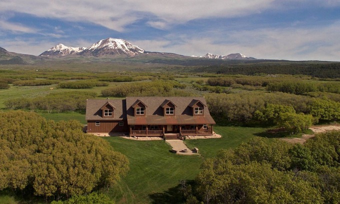 La Sal Cabin | Hidden Oaks Lodge-8 bedrooms 39 beds, Beautiful La Sal Area