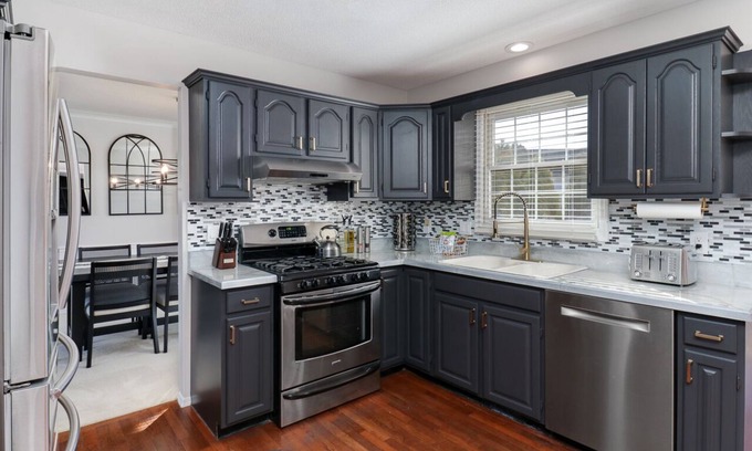 Normal House | HIDDEN OASIS- Heated pool, theater, modern amenities and sleeps 14+