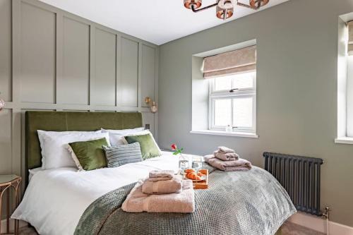 Bourton House | Hideaway Cottage, Luxury, parking, study, EV