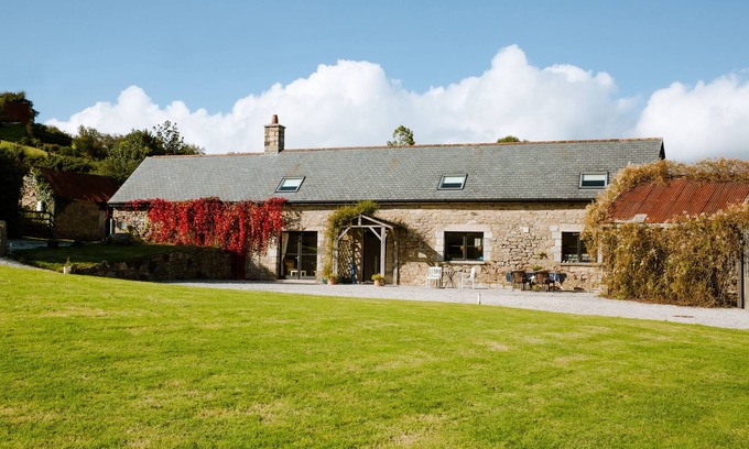 Heligan Cottage | HIGHER WEDDICOTT BARN, pet friendly, with a garden in Chagford
