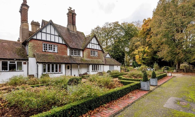Tring Apartment | Highfield Lodge in Tring situated near beautiful woodland and field walks
