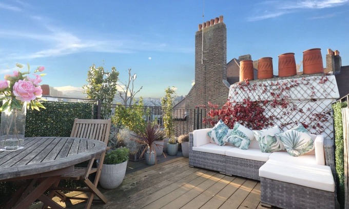 Hillrise Apartment | Highgate maisonette, roof terrace & great views in quiet tree lined street.