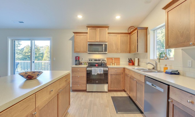 Oakridge House | Hike, Bike & Ski: Oakridge Home ~ 3 Mi to Trails!