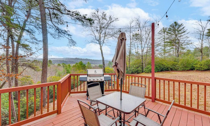 Hayesville Cabin | Hike, Boat & Explore: Mtn-View Hayesville Hideaway
