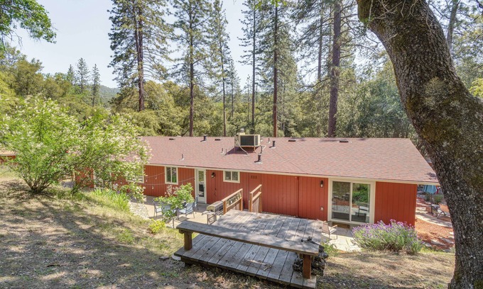 Ahwahnee Cabin | Hike, Boat & More: Cabin w/Hot Tub in Ahwahnee!
