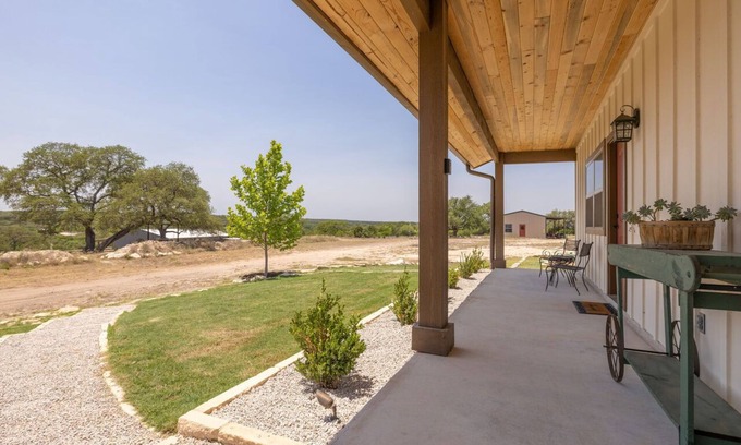 Round Mountain House | Hill Country Escape-Sleeps 12~ 15 Acres Of Privacy, Spectacular Views