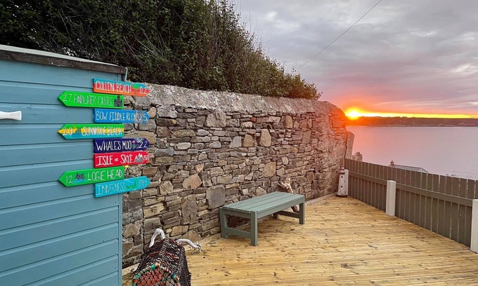 Cullen House | Hill Crest - cliff top cottage with stunning views of the bay.