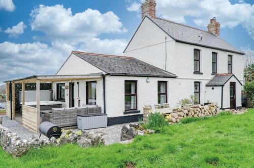 Crynant House | Hill House - 4 Bedroom Holiday Home - Llanrhidian