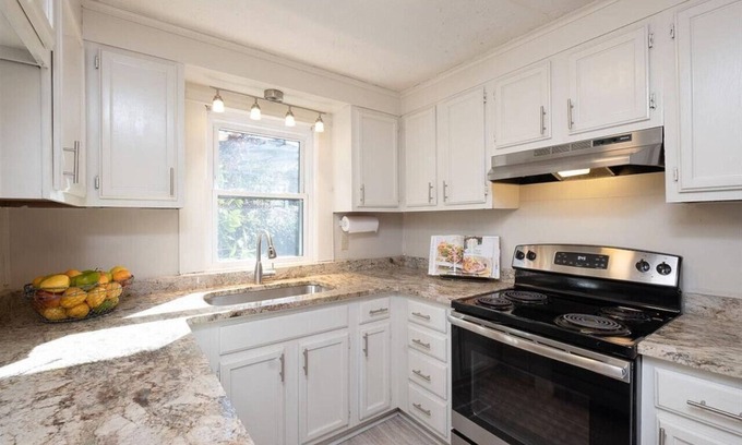 Hillcrest House | Hillcrest Haven: 2BR Gem