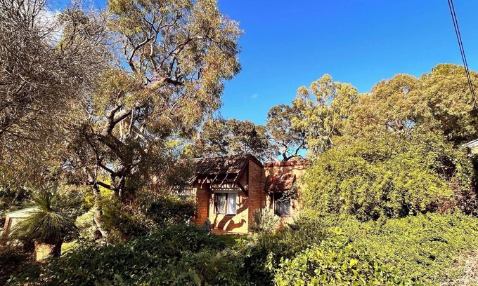 Mount Nasura Cottage | Hills Gateway Retreat -Delightful cottage nestled in the hills south of Perth WA