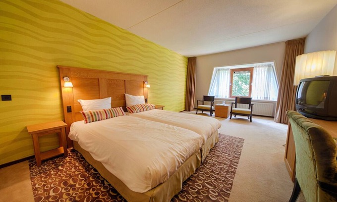 Rijssen House | Hillside Comfort in a Green, Quiet Setting! Indoor Pool, Parking!