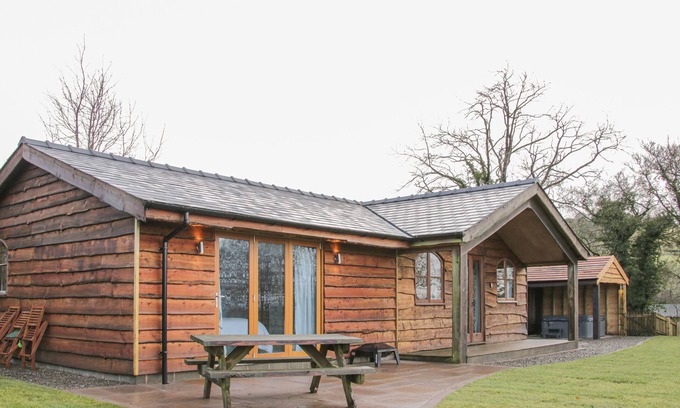Farden Cottage | HILLSIDE LODGE, pet friendly, with hot tub in Ludlow