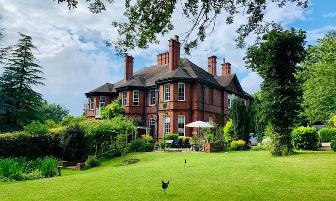 Pontefract House | Hillthorpe Manor by Maison Parfaite - Large Country House with Hot Tub