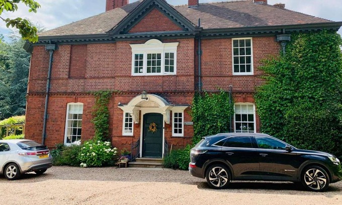 Pontefract House | Hillthorpe Manor - Beautiful Country Manor with Hot Tub